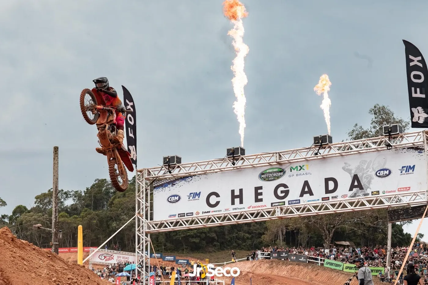 Chegada do Brasileiro de motocross com pirotecnia
