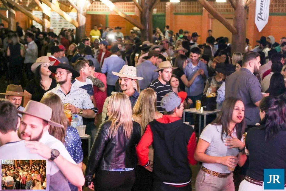 Público lotando o baile na Fazenda Silva Neto