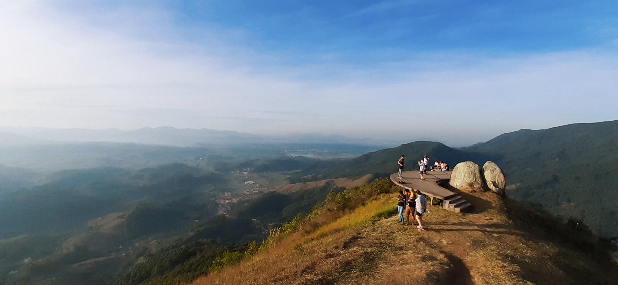 Rampa de voo livre no Morro da Pipa, com o vale ao fundo